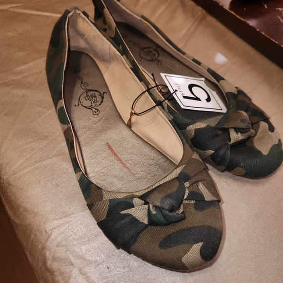 NWT Sole Mates camo print flats with a knotted detail on the front of shoe. - Picture 5 of 5